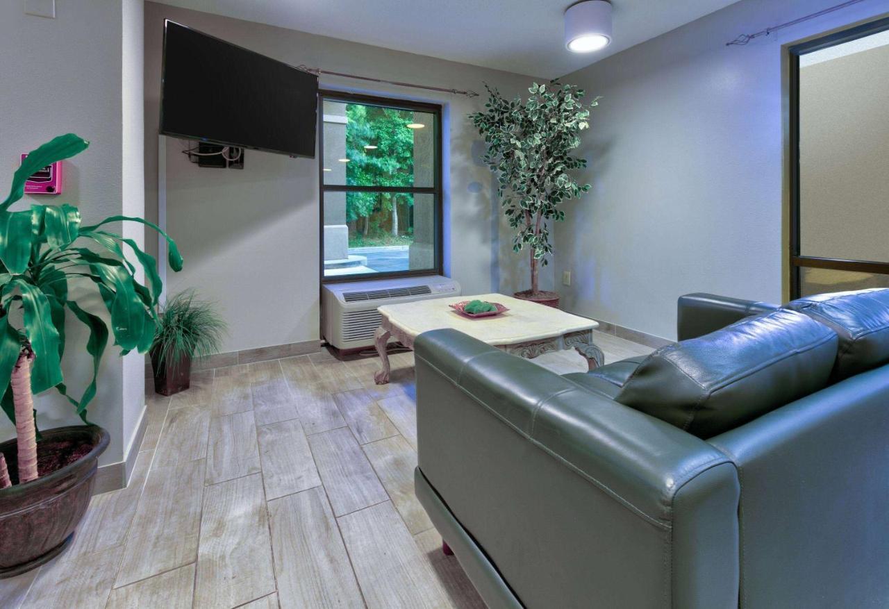 ซูเปอร์ 8 บาย วินด์แฮม ไดเบอร์วิลล์ บิล็อกซี แอเรีย Hotel ภายนอก รูปภาพ
