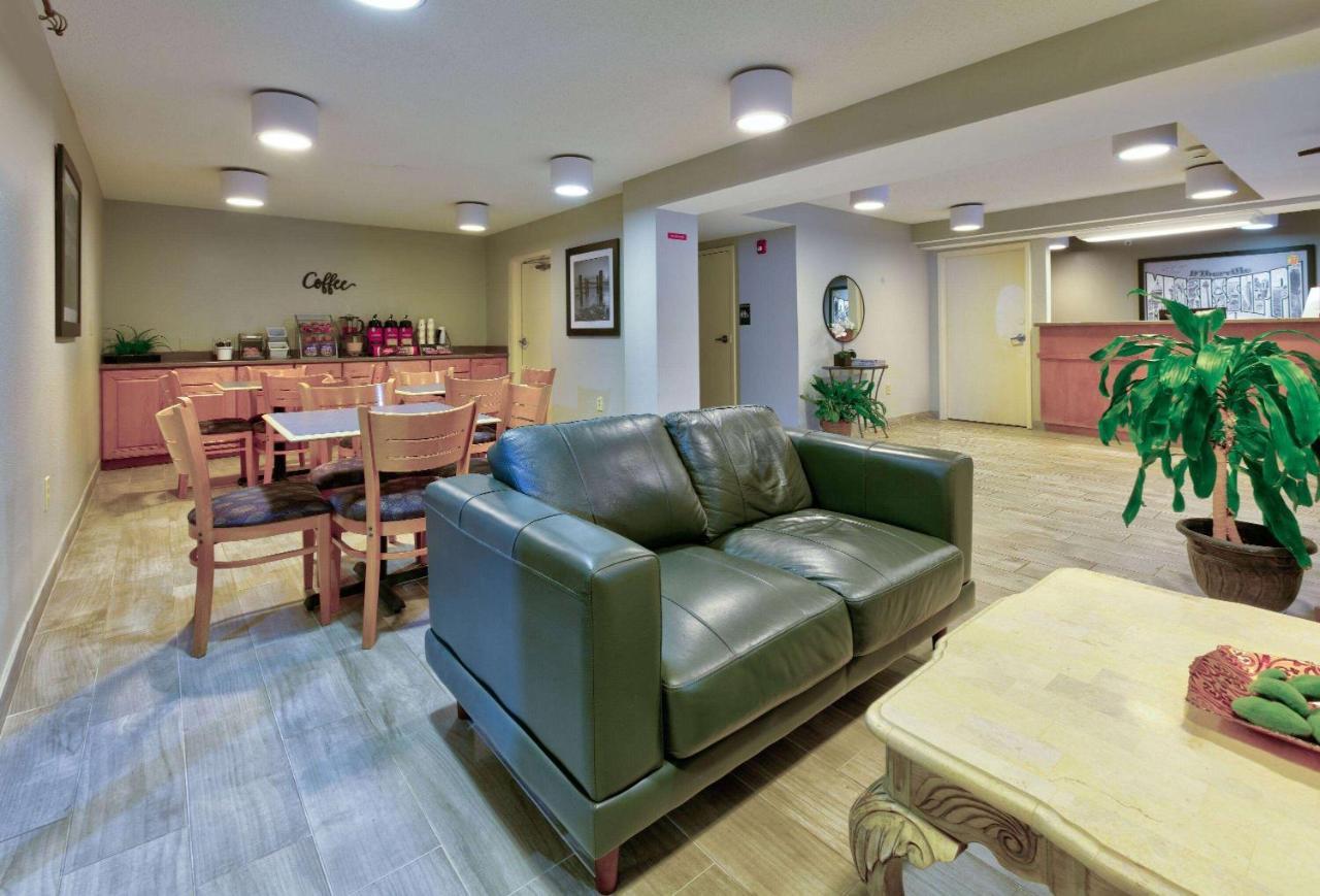 ซูเปอร์ 8 บาย วินด์แฮม ไดเบอร์วิลล์ บิล็อกซี แอเรีย Hotel ภายนอก รูปภาพ