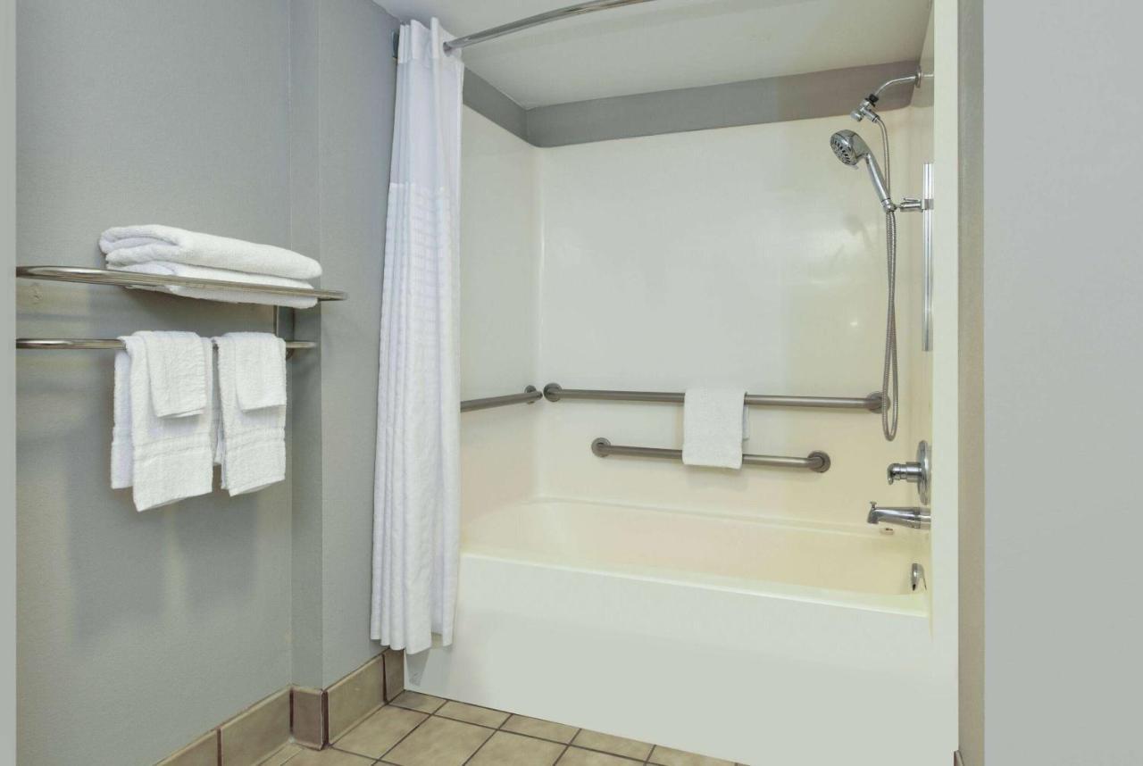 ซูเปอร์ 8 บาย วินด์แฮม ไดเบอร์วิลล์ บิล็อกซี แอเรีย Hotel ภายนอก รูปภาพ