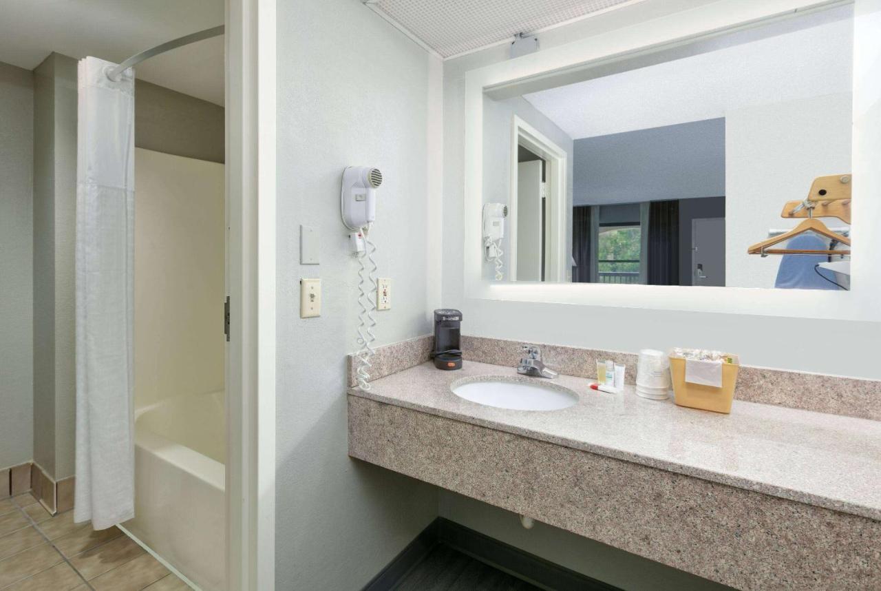 ซูเปอร์ 8 บาย วินด์แฮม ไดเบอร์วิลล์ บิล็อกซี แอเรีย Hotel ภายนอก รูปภาพ