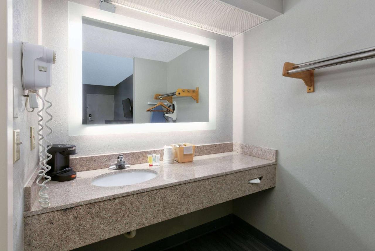 ซูเปอร์ 8 บาย วินด์แฮม ไดเบอร์วิลล์ บิล็อกซี แอเรีย Hotel ภายนอก รูปภาพ