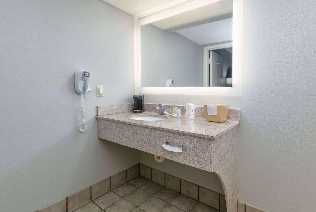 ซูเปอร์ 8 บาย วินด์แฮม ไดเบอร์วิลล์ บิล็อกซี แอเรีย Hotel ภายนอก รูปภาพ