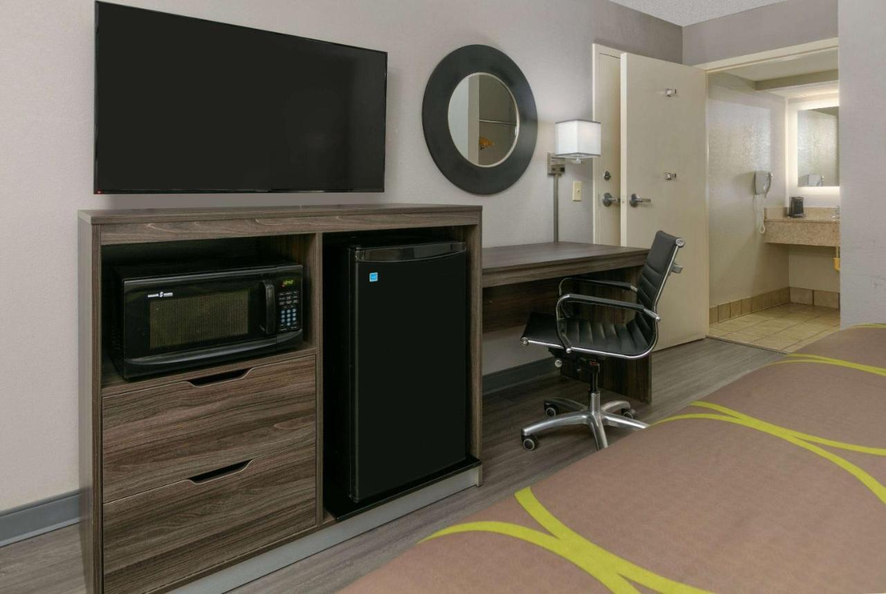 ซูเปอร์ 8 บาย วินด์แฮม ไดเบอร์วิลล์ บิล็อกซี แอเรีย Hotel ภายนอก รูปภาพ